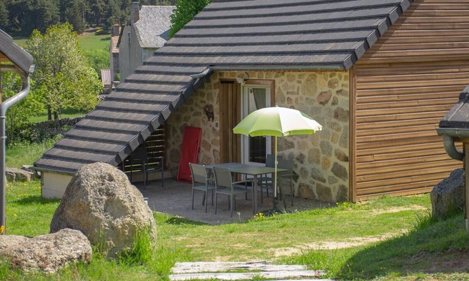 Aumont-Aubrac House | Family-Friendly Chalet in Aumont-Aubrac with Spa Access