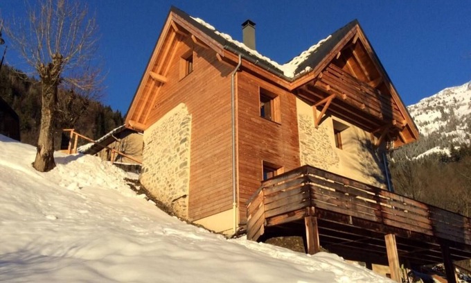 Oz-en-Oisans Ski Chalet | Ideal Alpine Retreat for Skiing and Hiking Near Alpe d'Huez