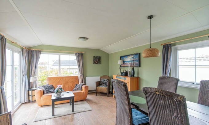Sint-Annaland Resort | Cozy Chalet 6: Two Bedroom Retreat with Kitchen & Spa