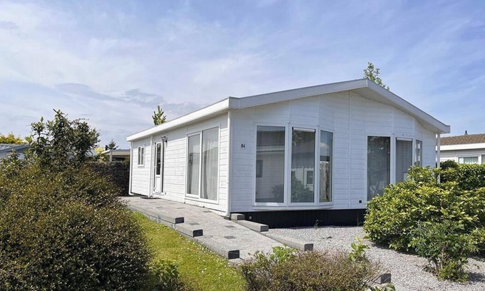 Sint-Annaland Resort | Cozy Chalet 84 with Oceanfront Views and Spa Amenities