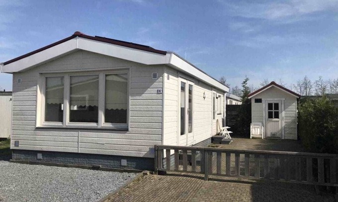 Sint-Annaland Resort | Cozy Chalet 96A - Ocean View Retreat with Spa Amenities