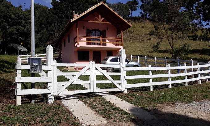Paraisopolis Ski Chalet | Chalet Near Gonçalves: Cozy Stay with Kitchen & Pet Access
