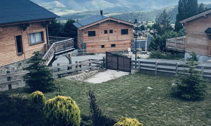 Font-Romeu-Odeillo-Via Ski Chalet | Chalet Avec Jardin: Steps from the Ski Bus & Pet-Friendly