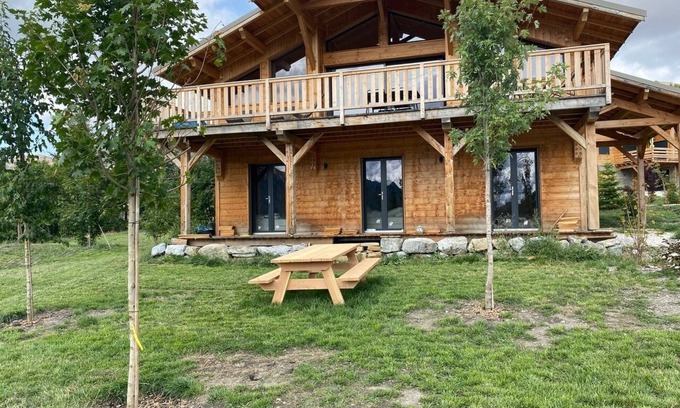 Allos Ski Chalet | Family-Friendly Chalet A LA Montagne with Modern Amenities