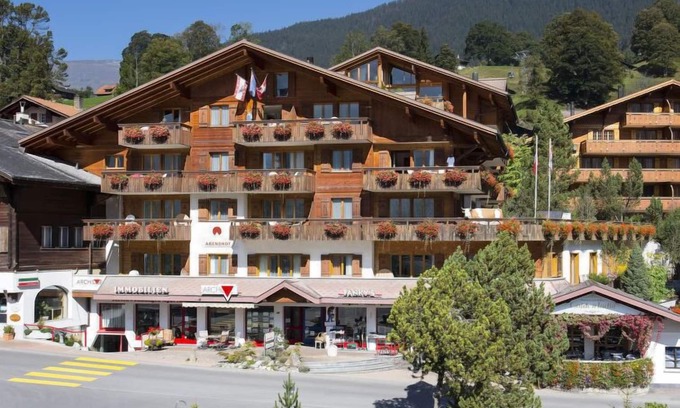 Grindelwald Apartment | Serene Chalet Abendrot apARTments with Lake View & Spa
