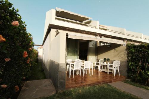 Pasito Blanco House | Beautiful Casa Just 100m from the Beach with Pool