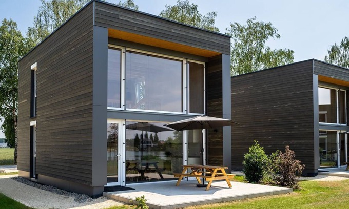 Leipheim Apartment | Scenic Chalet am Sonnensee: Family-Friendly Lake Retreat