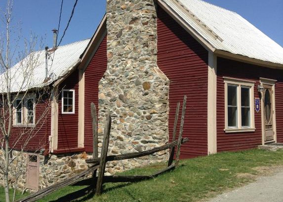 Orford Lake Ski Chalet | Cozy Chalet Ancestral l'Orignal: Family & Pet Friendly Stay