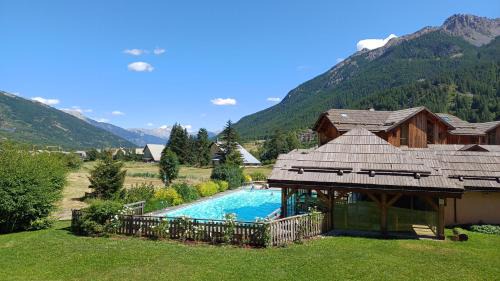 Monetier-les-Bains Apartment | Chalet Apartment Monêtier: Family-Friendly with Pool & Hot Tub