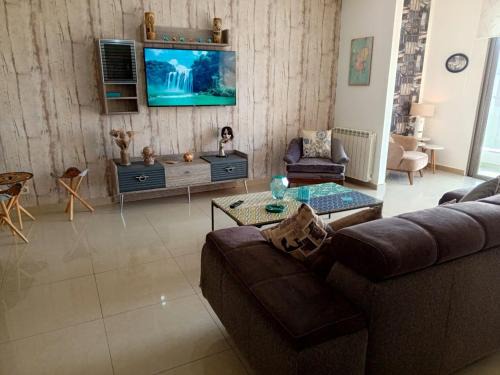 Duhur ash Shuwayr Ski Chalet | Relaxing Chalet Apartment at Tilal Fanar Resort with Pool