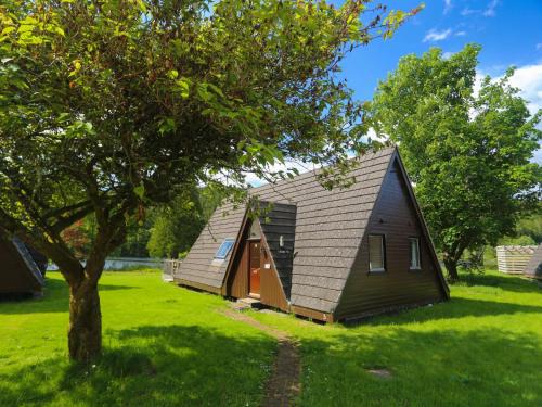 South Laggan Ski Chalet | Cozy Chalet Ardlui Lodge: Oceanfront & Pet Friendly Retreat