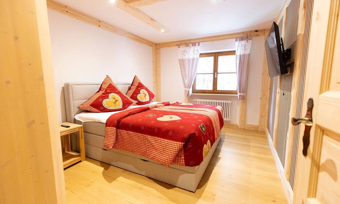 Verwaltungsgemeinschaft Hornergruppe Ski Chalet | Chalet 'Au' with Mountain View, Private Terrace and Wi-Fi