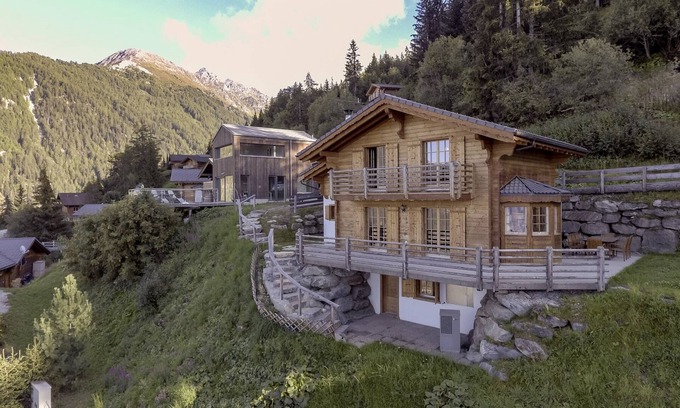 Riddes Ski Chalet | Top-Rated Chalet Aurelia - Pet-Friendly Retreat in La Tzoumaz