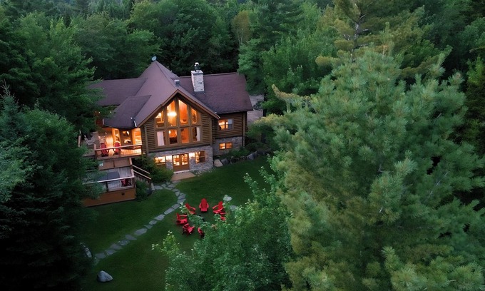 Fiddler Lake Resort Ski Chalet | Chalet Authentik 27: Relaxing Pools, Hot Tub & Scenic Lake