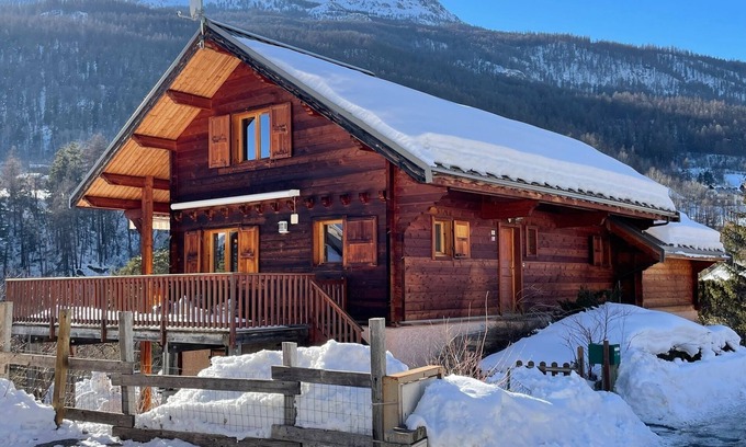 Saint-Chaffrey Ski Chalet | Family-Focused Chalet Near the Slopes with Great Amenities