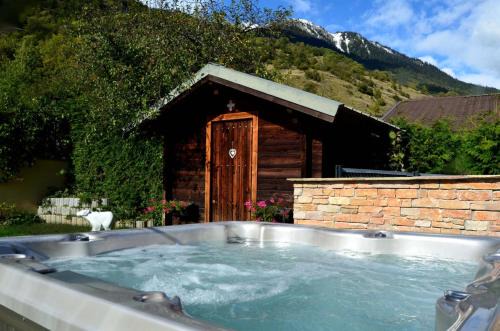 Aime Ski Chalet | Inviting Chalet with Hot Tub and Garden near Paradiski