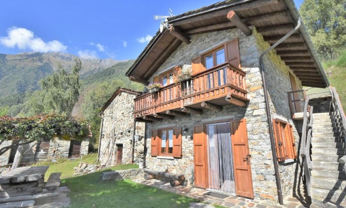 Mello Ski Chalet | Scenic Chalet Baita Lake View - Rated 9.6/10 & Pet Friendly