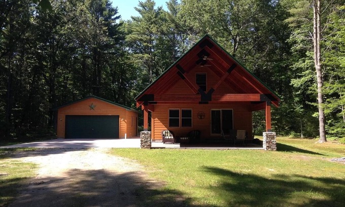 Au Gres Ski Chalet | Cozy Chalet with Beach Access for Family Getaways