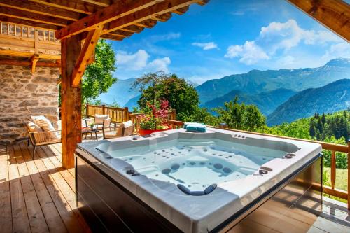 Villarembert Ski Chalet | Cozy Chalet Bendo - Family-Friendly Retreat with Hot Tub