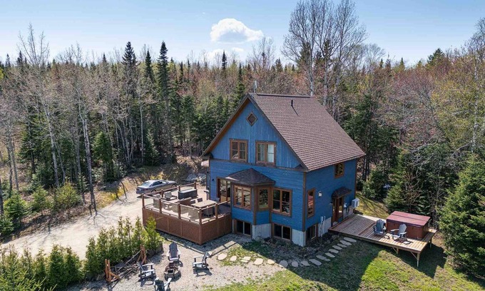 Les Eboulements Ski Chalet | Blue Cottage 55: Rustic Retreat with Spa & Forest Access
