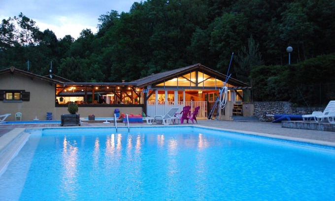 Eclassan Ski Chalet | Cozy Chalet BOIS: Ideal for 5 with Pool & Breakfast