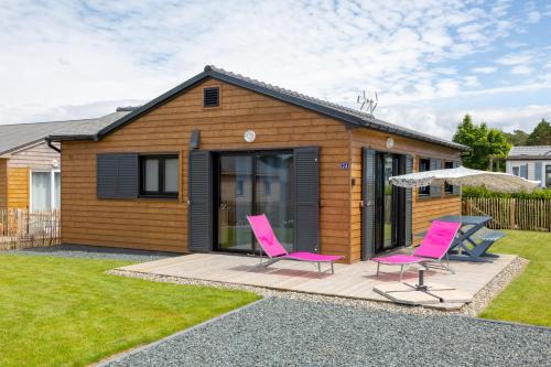 Plobannalec-Lesconil Ski Chalet | Cozy Chalet Just 2km from the Beach - Family Friendly Stay