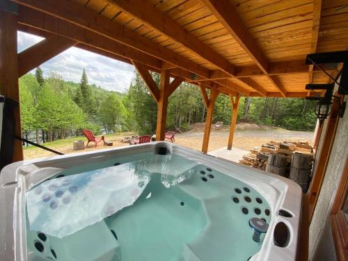 Mauricie Ski Chalet | Unique Chalet with Spa and Hot Tub in Scenic Surroundings