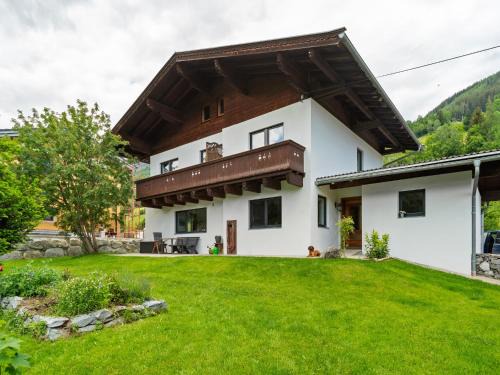 Muhlbach im Pinzgau Apartment | Pet-Friendly Mühlbach Apartment with Balcony & Great Ratings