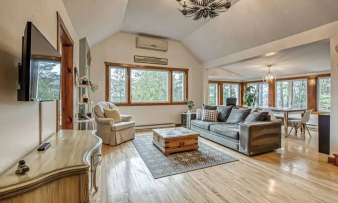 Sainte-Agathe-des-Monts Ski Chalet | Exquisite Chalet Spacieux with Lake and Ocean Views
