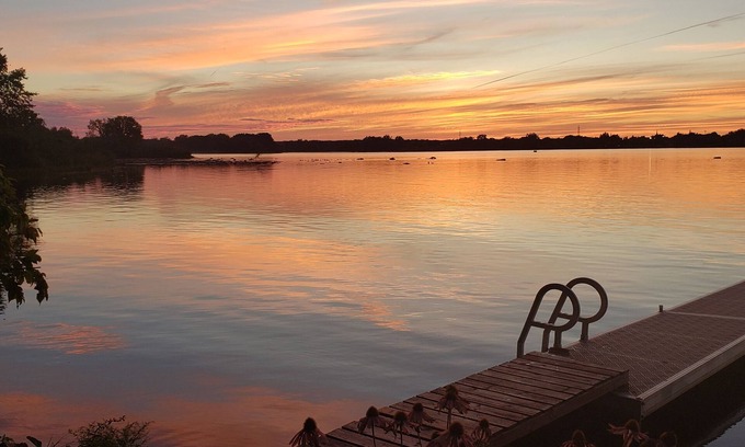 Salaberry De Valleyfield Ski Chalet | Idyllic Chalet au Bord de L'eau: Family-Friendly Retreat