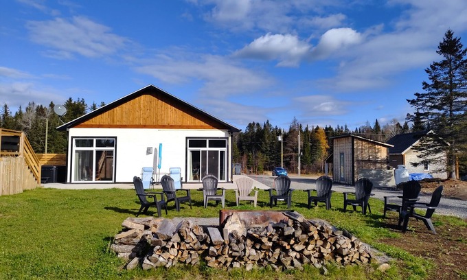 Saint Come Ski Chalet | Beautiful Chalet - Café crème with Oceanfront Views & Spa