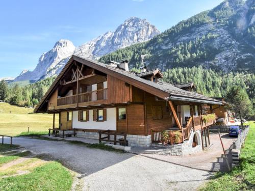 Penia Ski Chalet | Inviting Chalet Cesa Galaldriel-1 with Family-Friendly Amenities