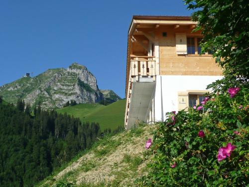 Moleson Ski Chalet | Chalet La Poya: Pet-Friendly Retreat with 9/10 Guest Rating