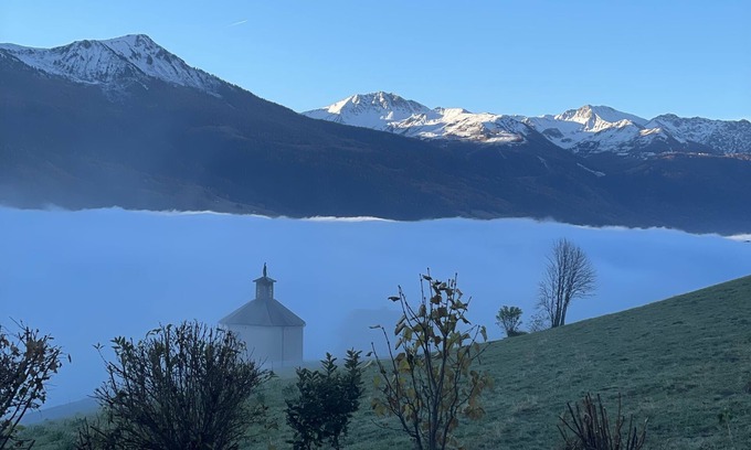 Les Chapelles Ski Chalet | Cozy Chalet with Panoramic Views for Family Getaways