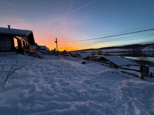 Montperreux Ski Chalet | Renovated Chalet by Lake St Point - Rated 9.4/10!