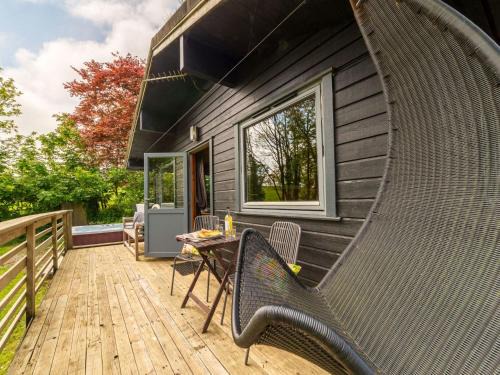 Brazzacott Ski Chalet | Cozy Chalet Chestnut Lodge with Hot Tub and Ocean View