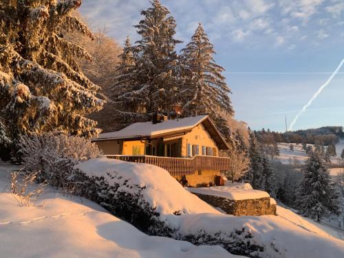 Pleujouse House | Pet-Friendly Retreat at Chalet chez Jules with Ocean Views