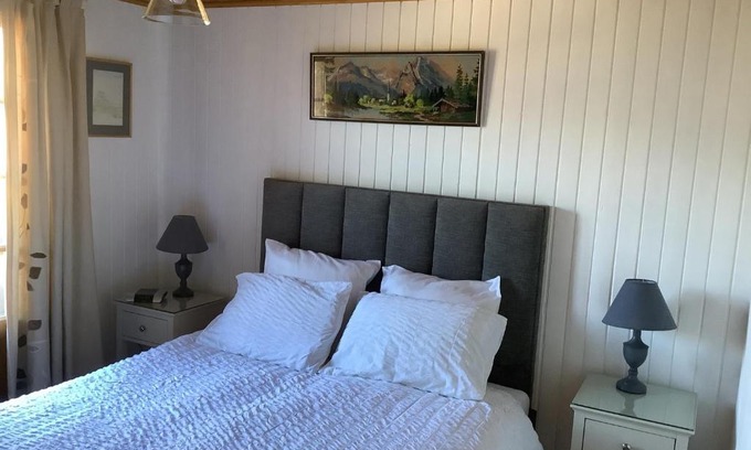 Vercorin Ski Chalet | Chalet Chouc'le: Cozy Getaway with Kitchen & Breakfast