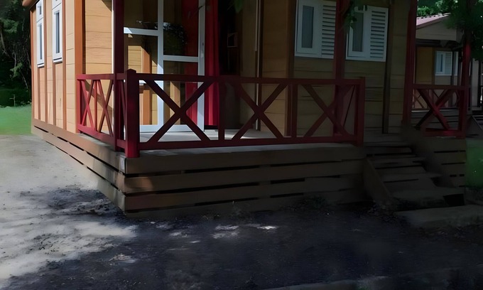 Bretagne-d'Armagnac RV Rental | Chalet 'Club 5 Personnes 90' with Private Terrace, Private Garden and Wi-Fi