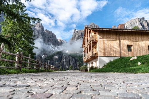 Colfosco Apartment | Discover Chalet Cogolara: Guest Rated 9.8 with Breakfast