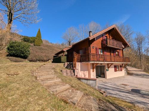 Le Menil House | Cozy 4-Bedroom Chalet Near Slopes and Lake, Rated 9/10
