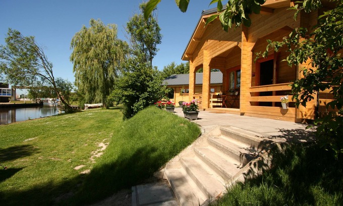 Zoutkamp Ski Chalet | Discover Chalet Copperwing: Pet-Friendly Nature Retreat
