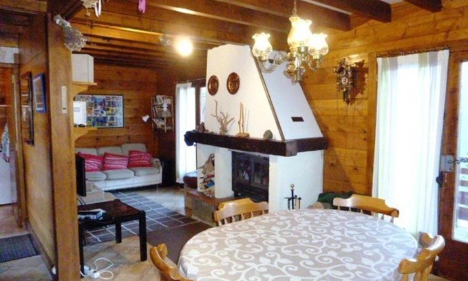Arette Ski Chalet | Cozy Chalet in Arette with Fireplace and Child-Friendly Amenities