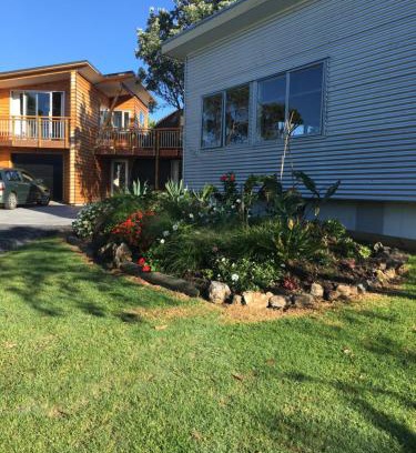 Mangawhai Heads House | Cozy Chalet Cullen: Pet Friendly with Oceanfront Views