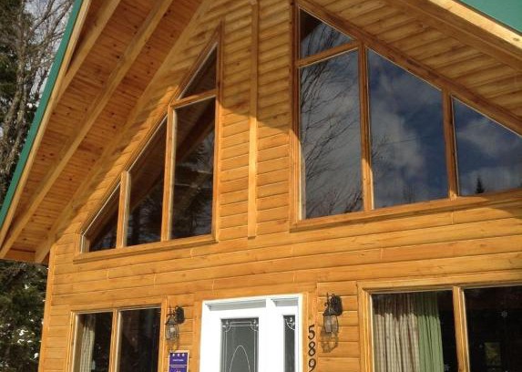 Notre-Dame-Auxiliatrice-de-Buckland Ski Chalet | Chalet d'Anna: Guest Rated 9/10 with Spa and Hot Tub