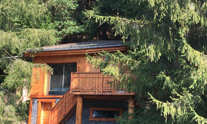 Saint-Jean-dʼAulps Bed & Breakfast | Idyllic Chalet dans les Arbres - Breakfast & 9.7/10 Rated