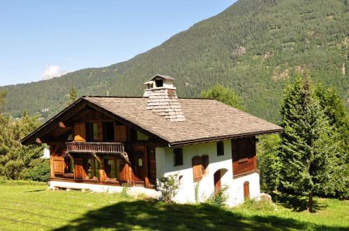 Les Houches Ski Chalet | Relaxing Retreat: Chalet de Charme with Garden & Tranquility