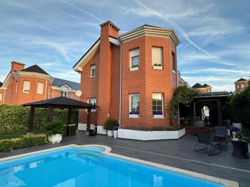 Igollo Villa | Experience Unforgettable Stays at Chalet de Lujo