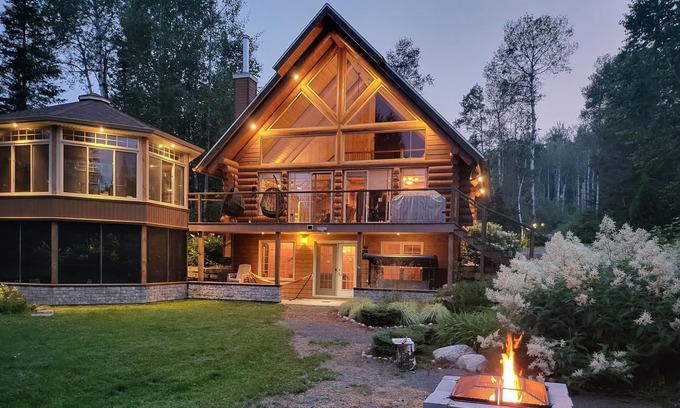 Peribonka Ski Chalet | Relax at Chalet de Rêve à Péribonka with Spa & Hot Tub