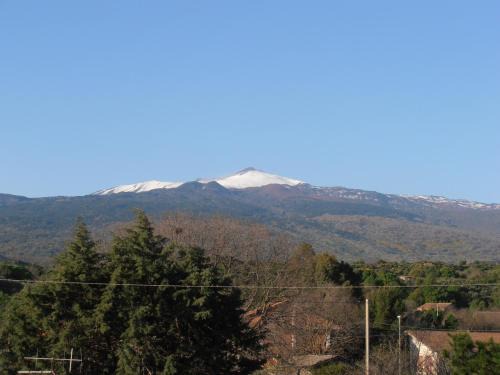 Castiglione di Sicilia House | Cozy Chalet Don Bosco: Family-Friendly with a Fireplace